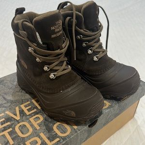 Like new snow boots for boys